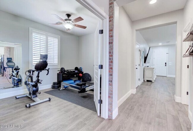 Building Photo - Luxurious 5BR Home in Award-Winning Power ...