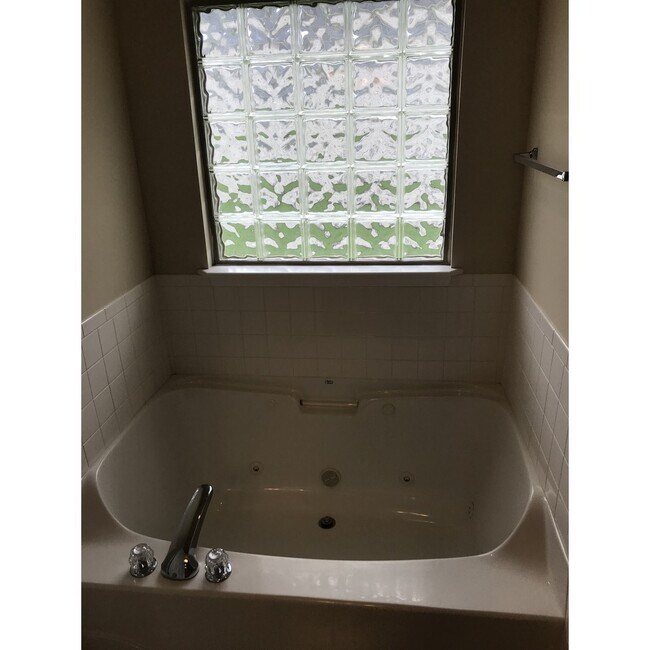 Building Photo - All Brick 4 bedroom, 2 Bath Home