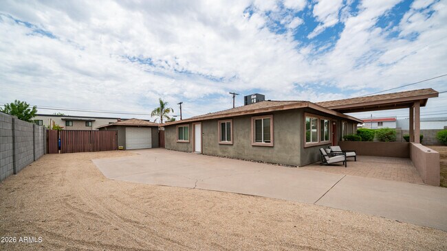 Building Photo - 717 E Palmaire Ave