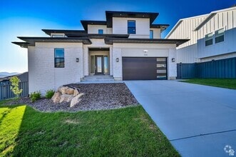 Building Photo - 1722 Oakridge Cir