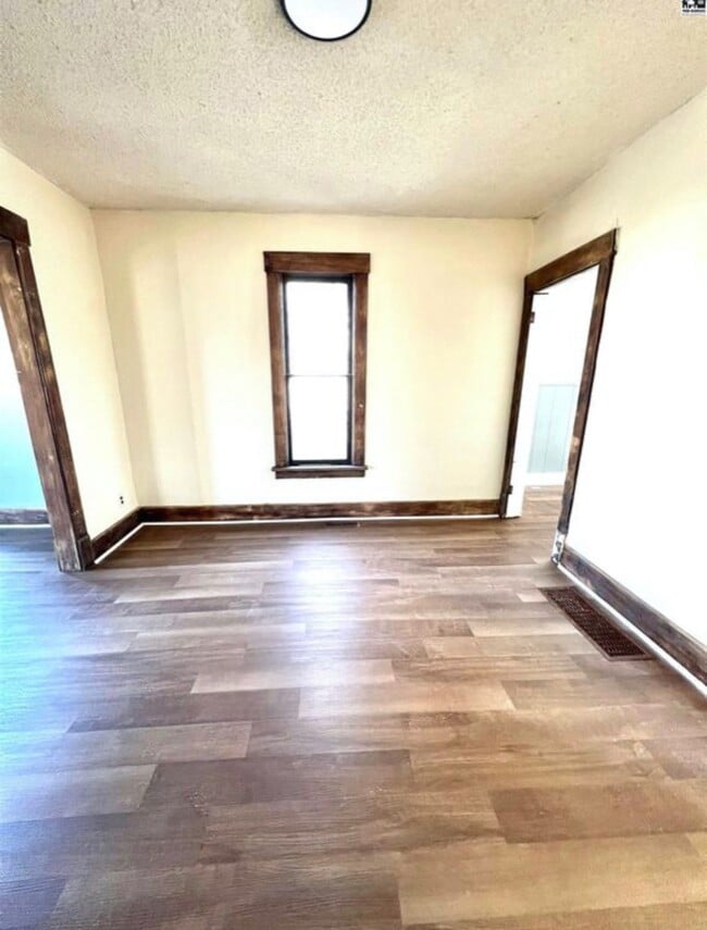 Building Photo - 709 E Ave B