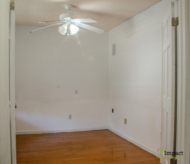 Building Photo - 8586 E Lakeview Dr