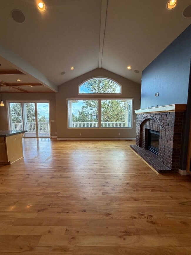 Building Photo - Awbrey Butte Home with Views!