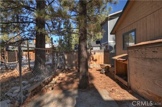 Building Photo - 949 Pine Ln
