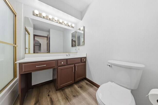 Building Photo - Beautifully Updated 2BR/2BA Downstairs Condo – Move-In Ready!