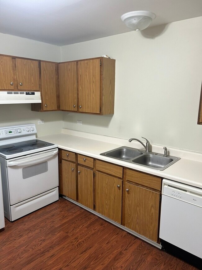 Building Photo - 330 Shorewood Dr