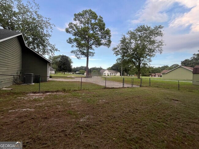 Building Photo - 204 Tanglewood Dr