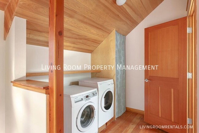 Building Photo - 1501 SE Holly St