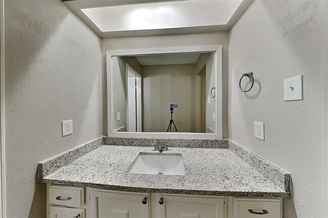 Building Photo - 2818 Silver Falls Dr