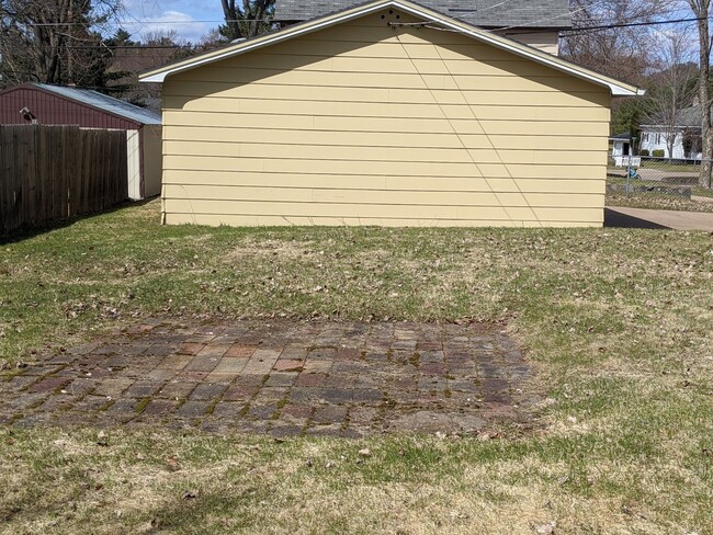 Building Photo - 3 Bedroom Single Family Home in Merrill