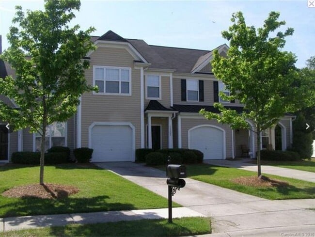 Building Photo - Location, Location, Location! 3 Bedroom 2....