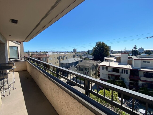 Building Photo - Amazing Cleveland Heights, 1 Block East of Lake Merritt with views of the lake