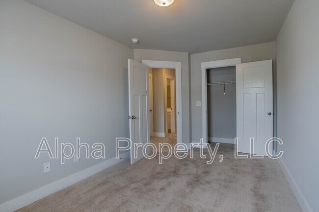 Building Photo - 385 Hague Dr