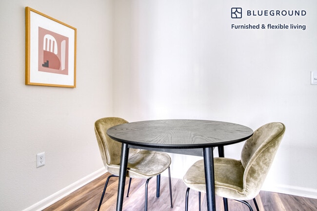 Building Photo - 11601 Century Oaks Terrace