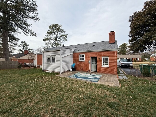 Building Photo - Three Bedroom Two Bath Home in Ridgeview/Parham & Ridge Area. Available in August!