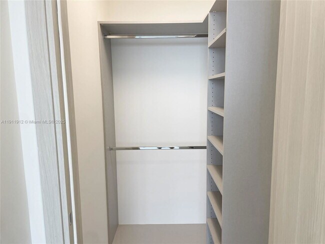 Building Photo - 1000 Brickell Plaza