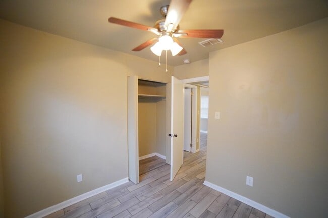 Building Photo - 926 Apache St