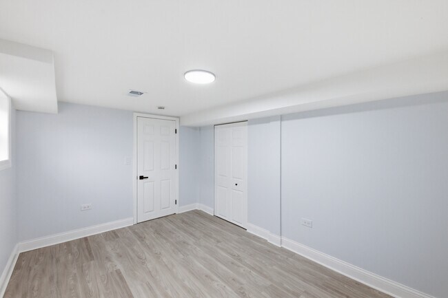 Building Photo - 142 W 103rd Pl