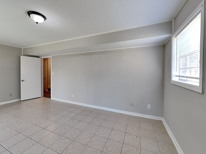 Building Photo - 2252-2257 7 Oaks Cir