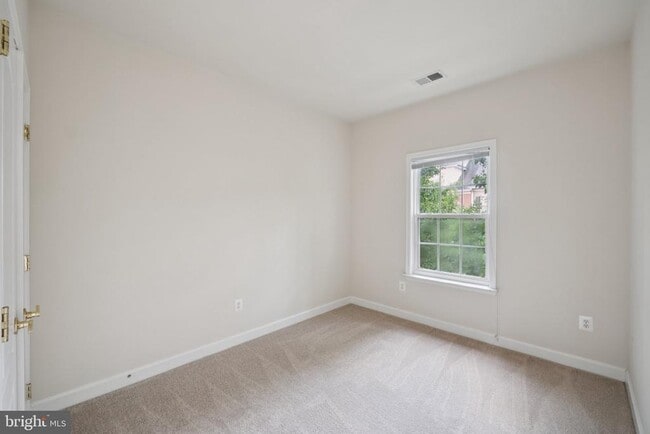 Building Photo - 909 Crestfield Dr