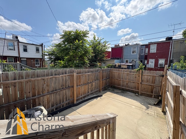 Building Photo - Updated 2 Bed Home with Backyard and Great...