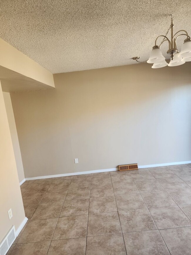 Building Photo - 8712 Mariposa St