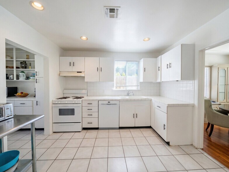 Building Photo - 4332 Sunnyslope Ave