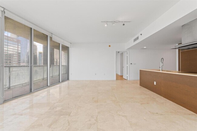 Building Photo - 495 Brickell Ave