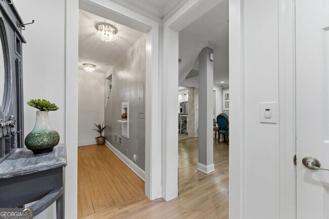 Building Photo - 302 Hascall Rd NW