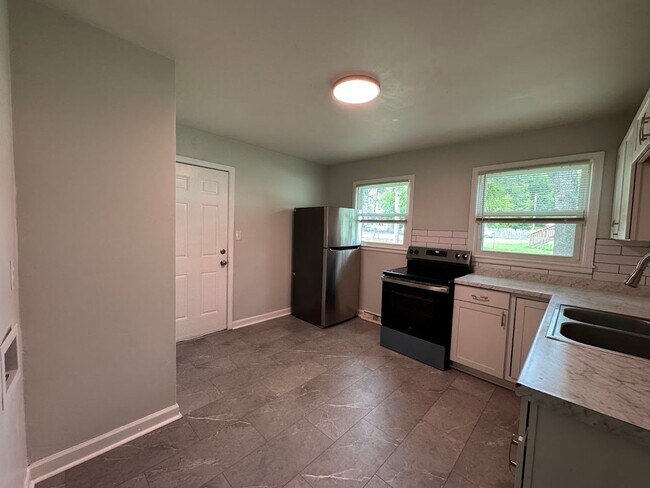Building Photo - 3bed/1bath House in Greensboro - $1395/month