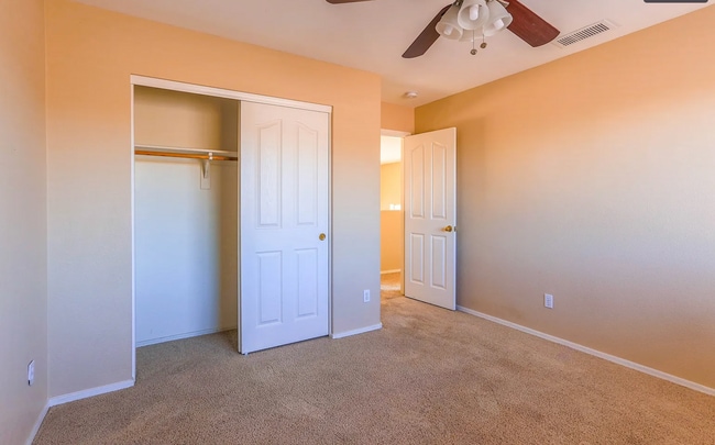 Building Photo - Three bed and two /half bath North Phoenix