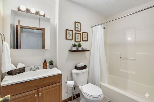 Building Photo - 25% off 1st months rent! Well maintained, 3 Bedroom single family home in lovely Westford neighbo...