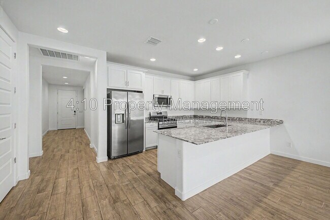 Building Photo - 3241 E Malibu Dr