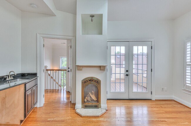 Building Photo - Perfect Brownstone in Sylvan Park near Wes...