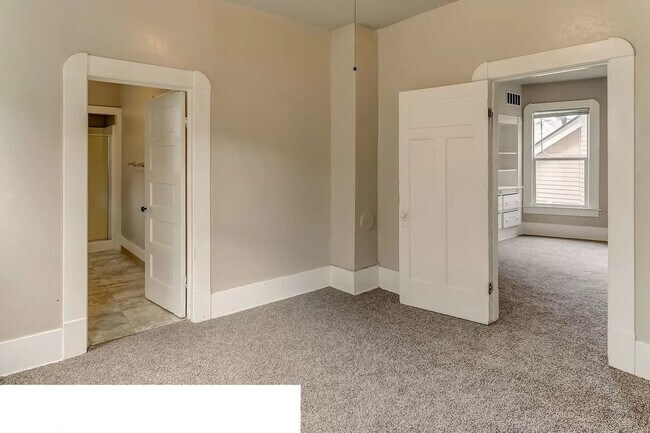 Building Photo - Large 6 Bedroom House Available in August!!