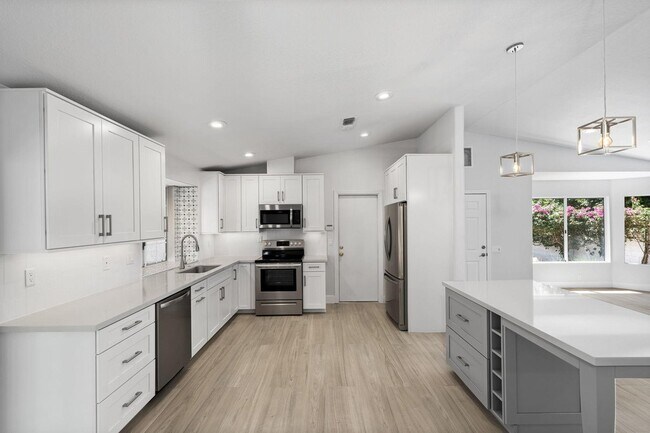 Building Photo - 54140 Avenida Mendoza