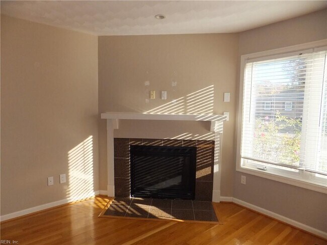 Building Photo - 4420 Clyde St