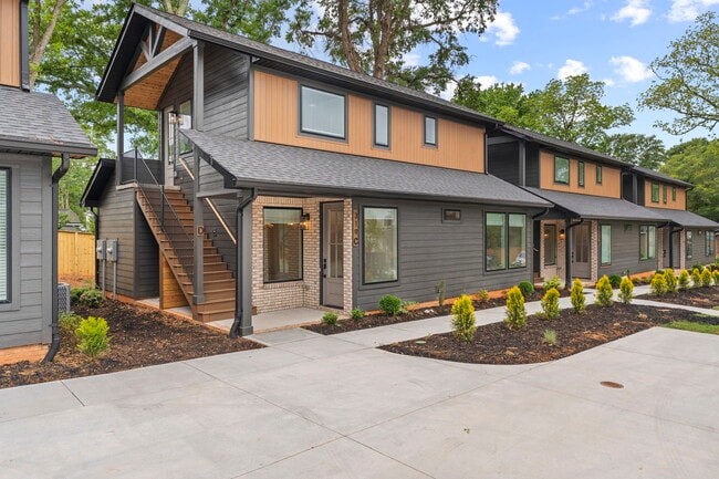 Building Photo - Medford Mews, Carriage House 319