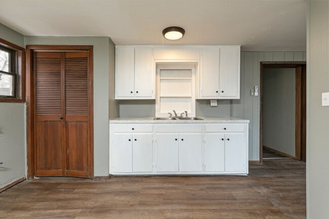 Building Photo - 2 Bedroom 1 Bathroom Home Located within w...