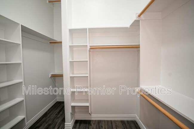Building Photo - 320 W Bond St