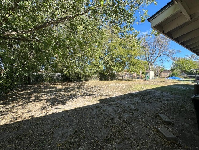 Building Photo - 5127 Village Green