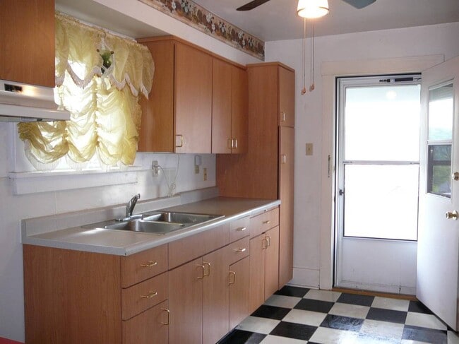 Building Photo - 1715 Woodmont Ave