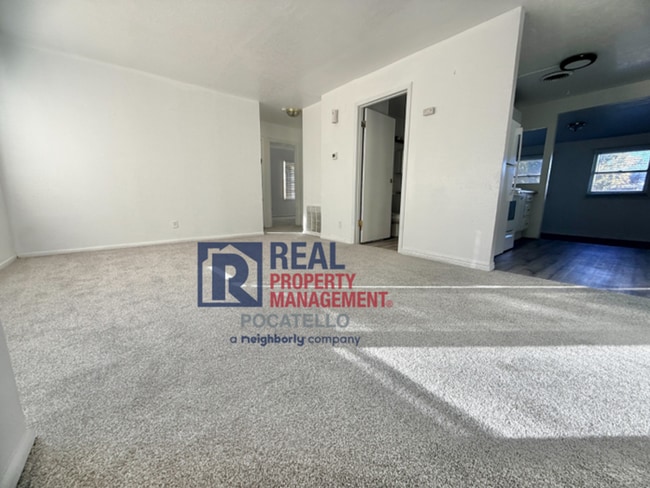 Building Photo - 5 bed 1.5 bath house - Pet Friendly