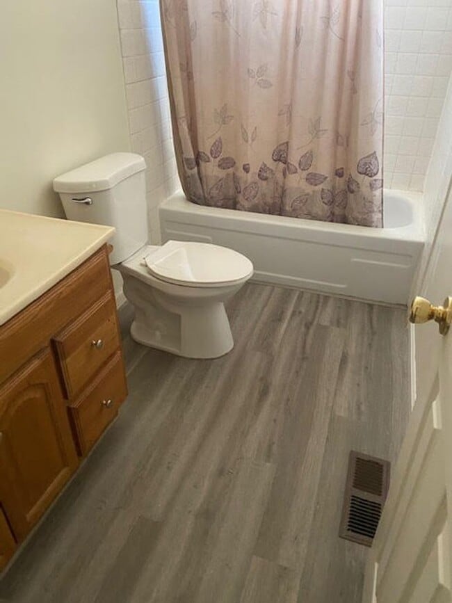 Building Photo - Cozy 4 bedroom House