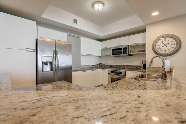 Building Photo - 2650 Lake Shore Dr