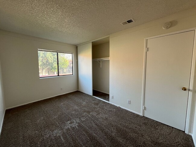 Building Photo - MOVE-IN READY 4+2.5 w/family room + large primary suite!