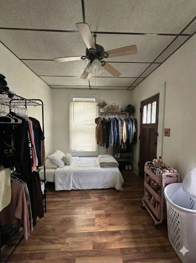 Building Photo - Awesome 3 bedroom 1 bath - available for June 1st close to UWEC!