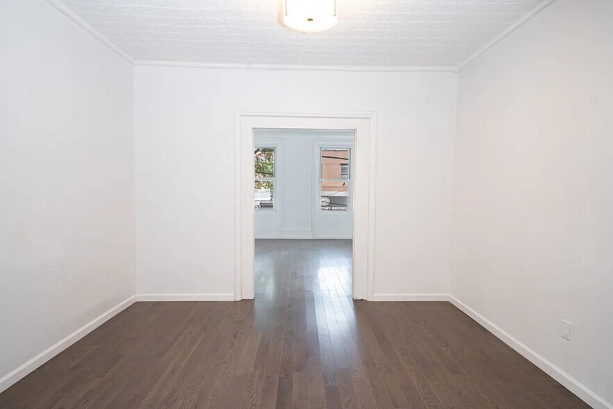 living room - 366 Metropolitan Ave