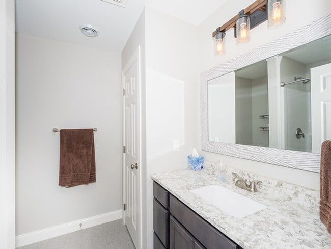 Building Photo - Beautiful 5 Bedroom Single Family Home