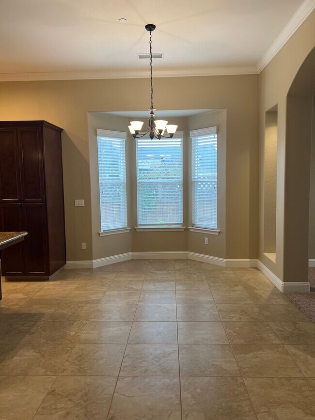 Building Photo - Beautiful Family Home